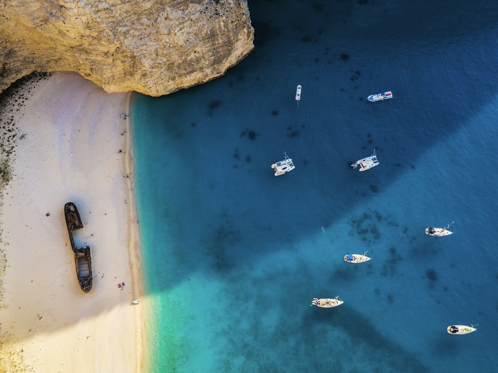 Fotografía de vista aérea de barcos en el cuerpo de agua