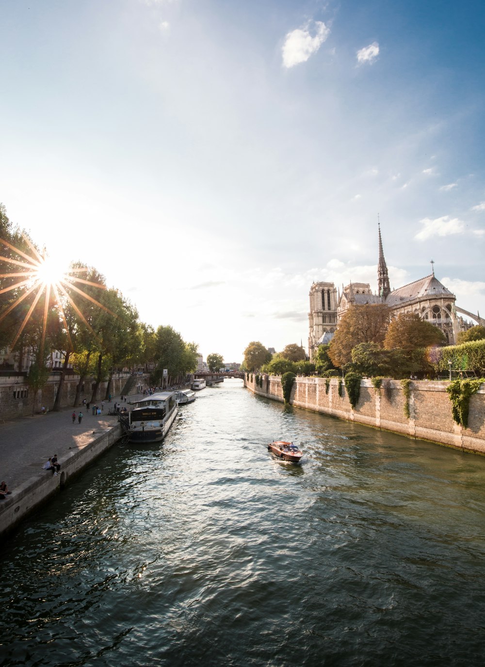 Bateau brun sur plan d’eau pendant la journée