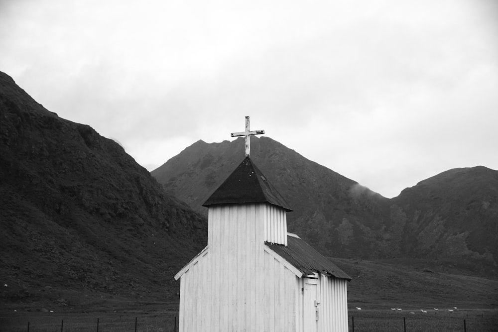 fotografia di paesaggio della chiesa di legno bianca e nera