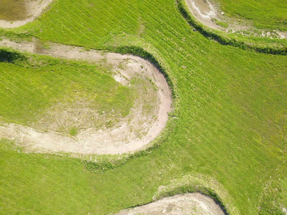 Luftaufnahme eines Feldes mit Fluss
