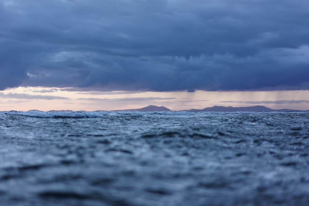 plan d’eau sous ciel nuageux