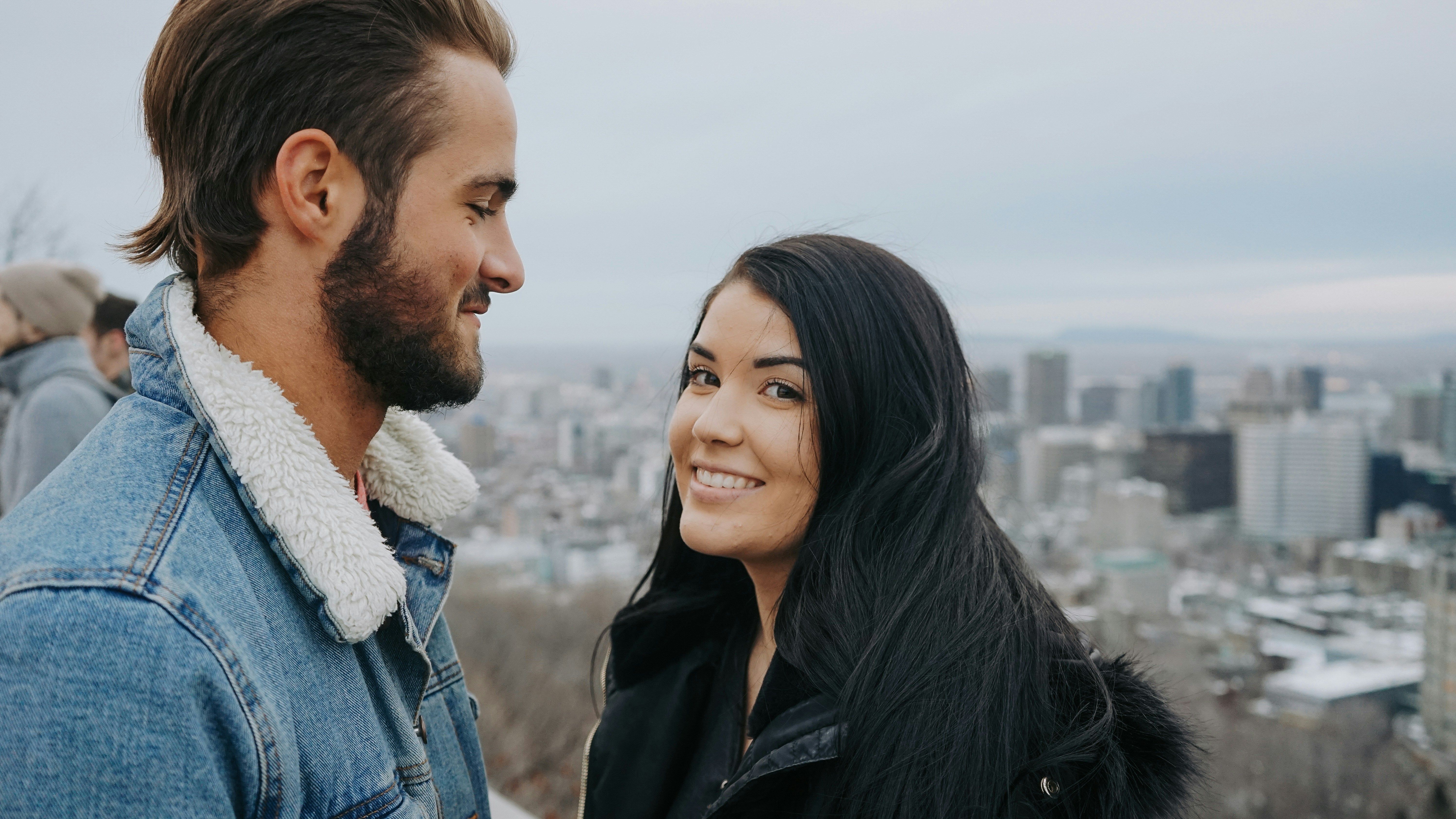 Are There Specific Strategies for Building Confidence in the Dating Scene?