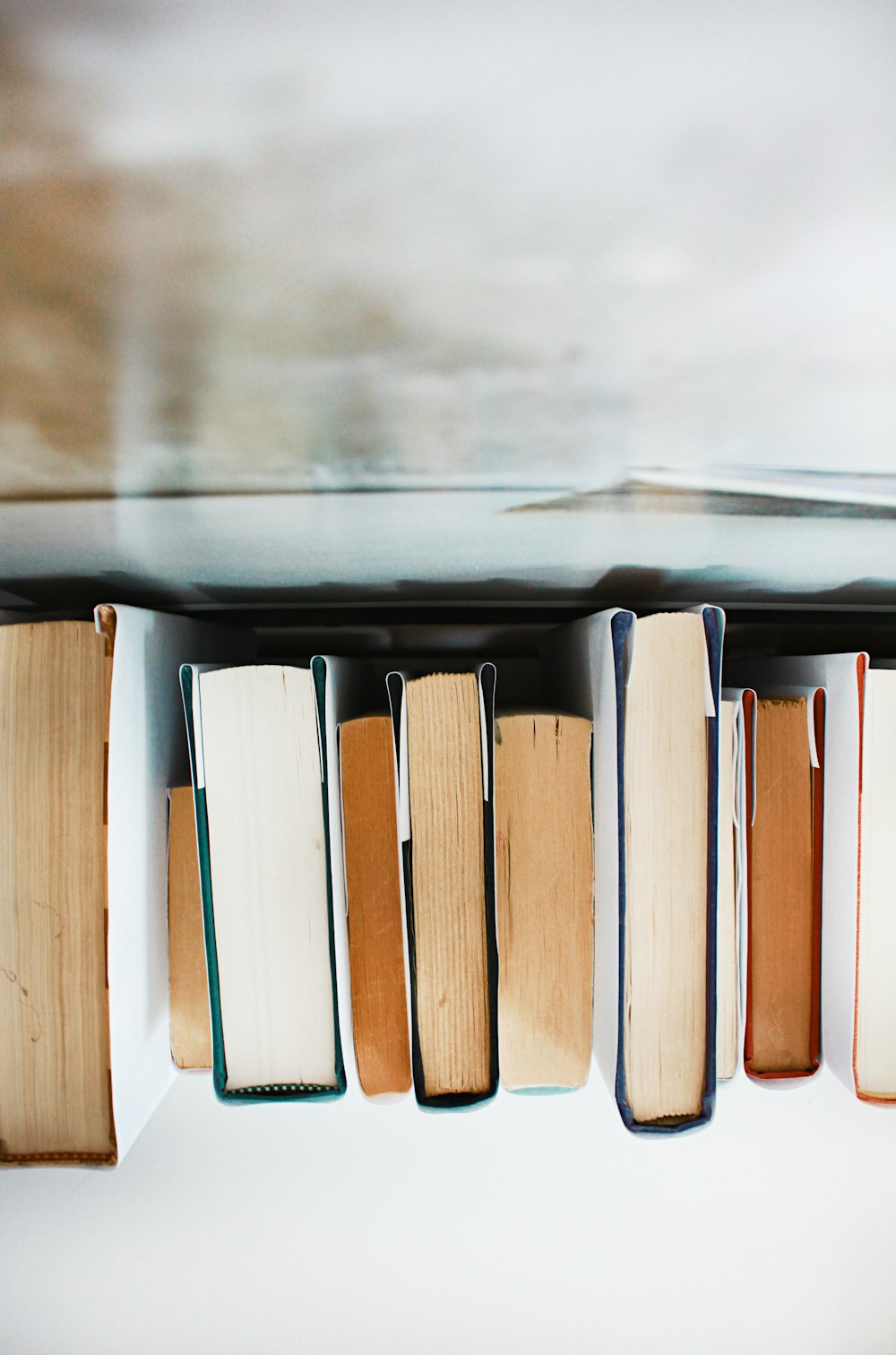 Photographie en contre-plongée d’une pile de livres