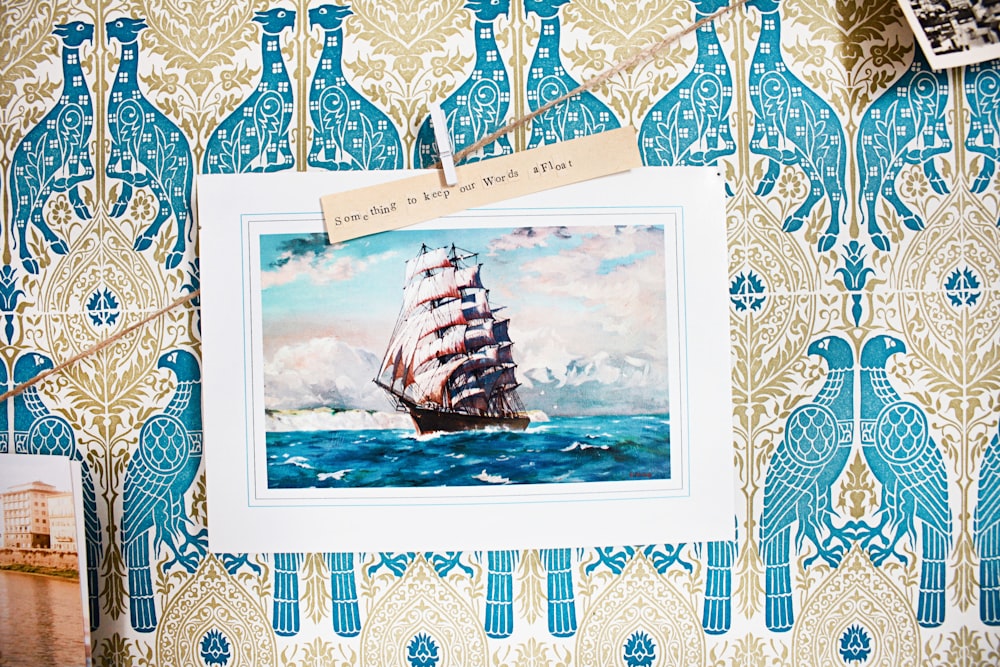 bateau blanc et bleu sur le plan de peinture de l’eau
