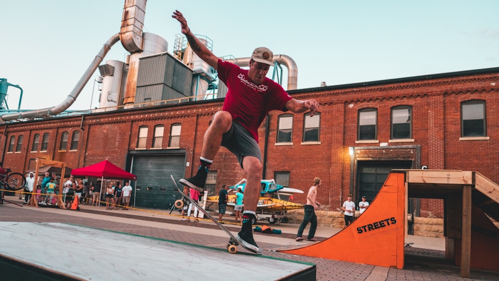 homme skateboard à l’extérieur