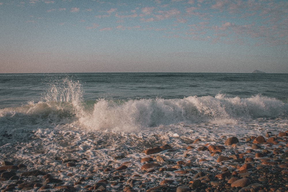 sea wave at daytime