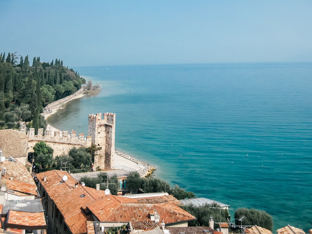 Maisons au bord de la mer pendant la journée