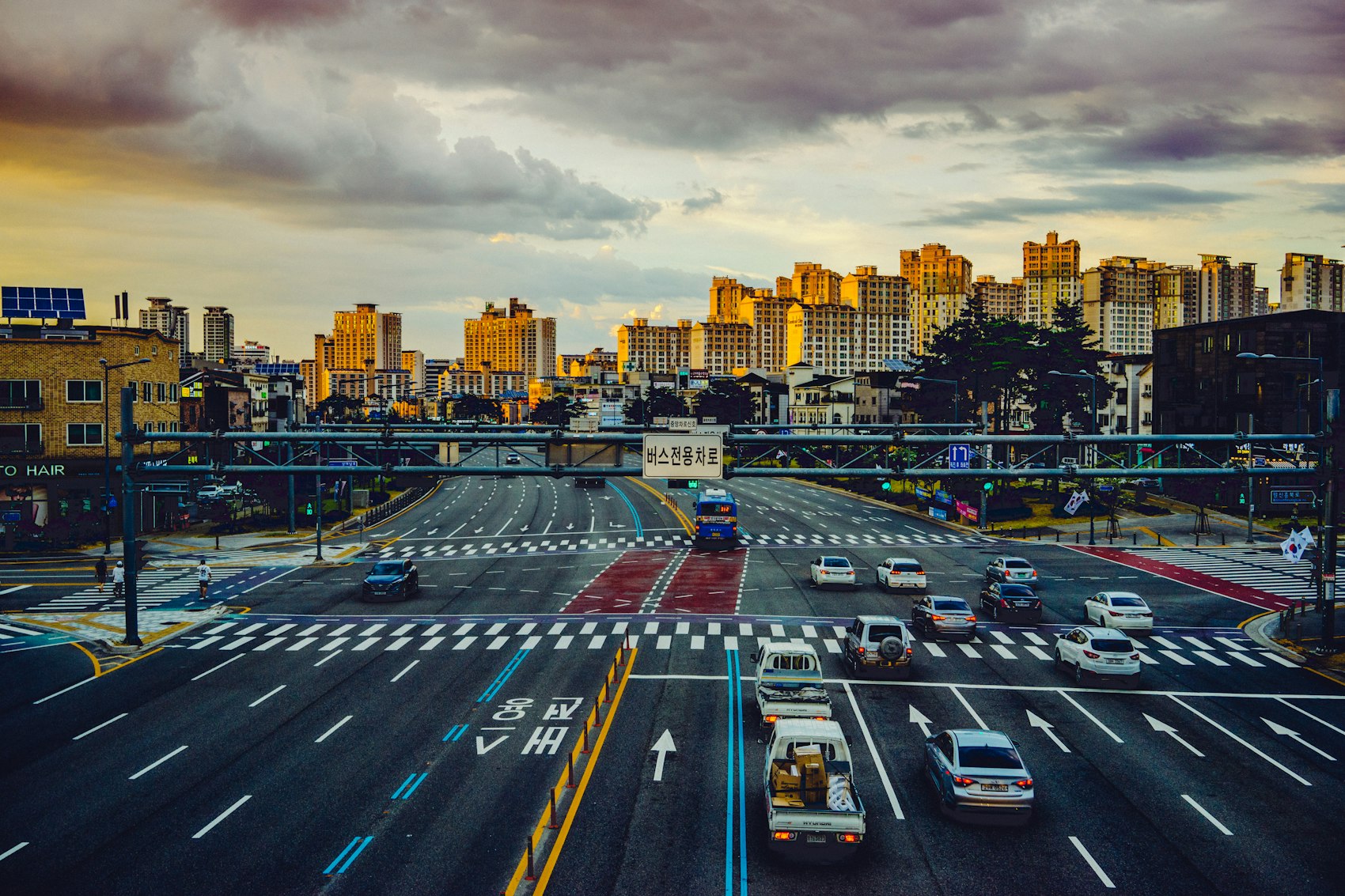 A crosswalk in Daejeon, South Korea (rawkkim via Unsplash)