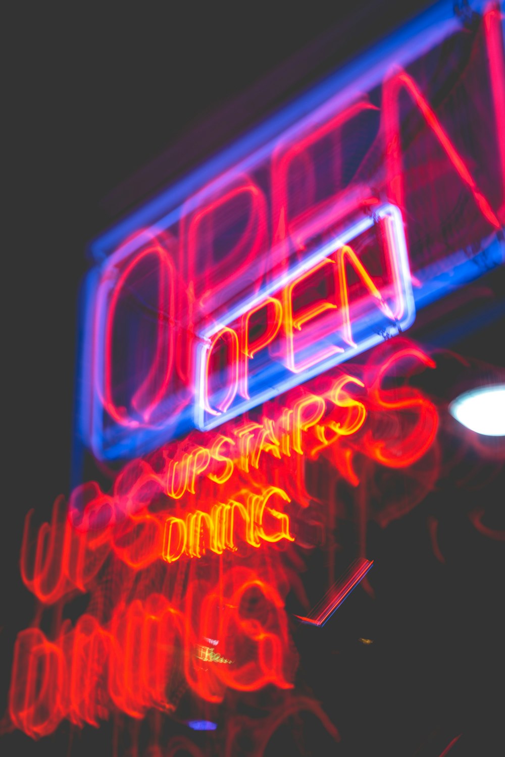 Foto von LED-Neon-Open-Schild