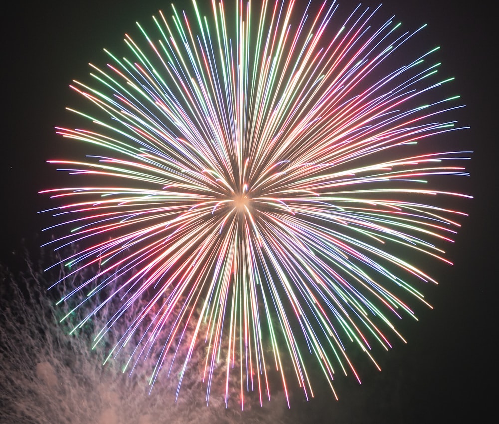 Fotografía de lapso de tiempo de fuegos artificiales multicolores durante la noche
