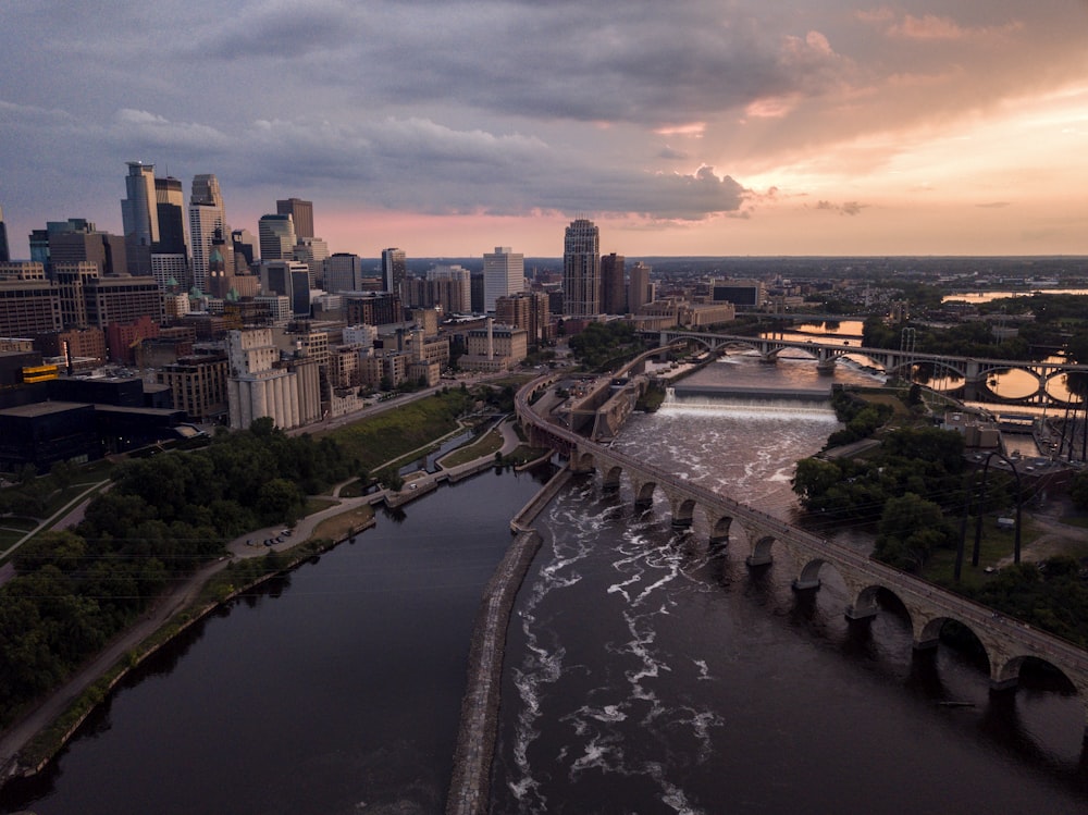 Vue aérienne de structures en béton près d’un plan d’eau