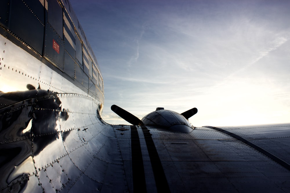 airplane wing during daytime