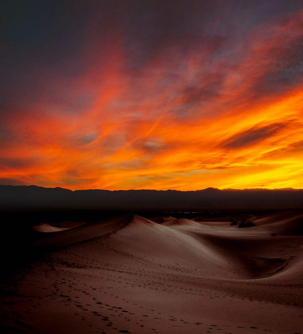 lumière du soleil à travers les nuages au-dessus de la montagne