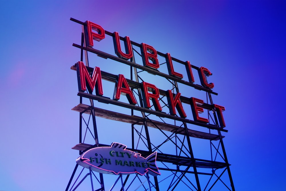 Low-Angle-Foto der Beschilderung des öffentlichen Marktes unter blauem Himmel bei Tag
