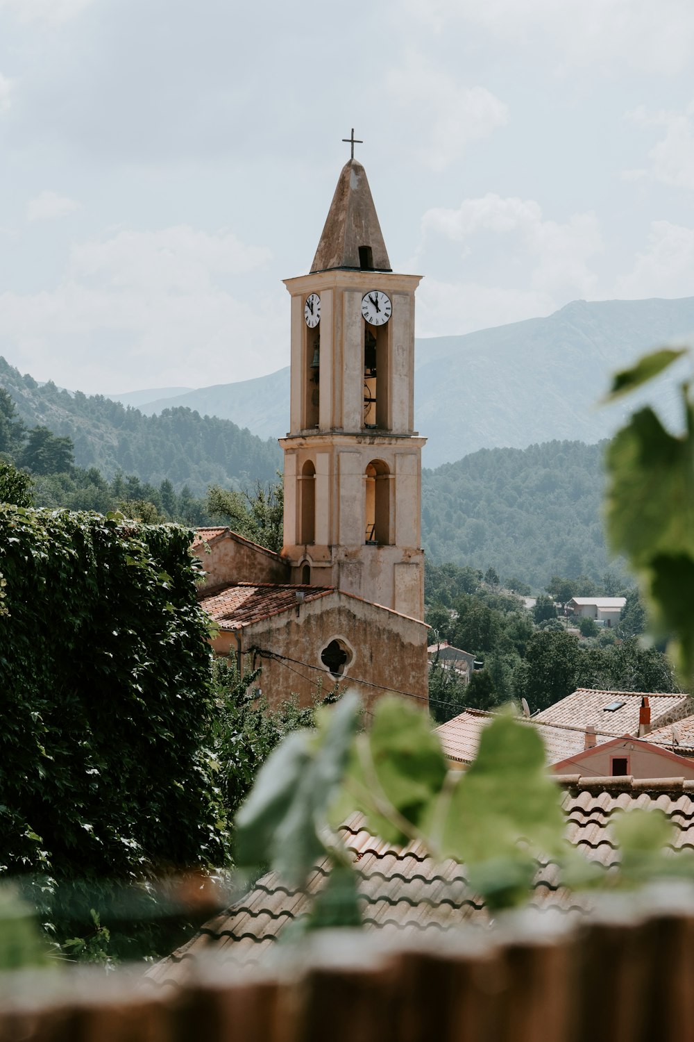 Kirche tagsüber von Häusern umgeben