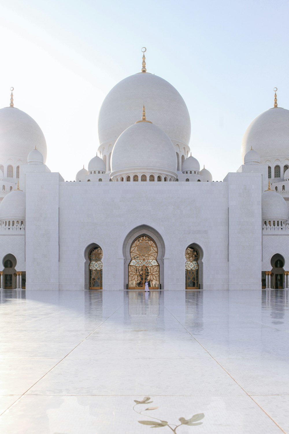 Mosquée blanche sous le ciel gris pendant la journée