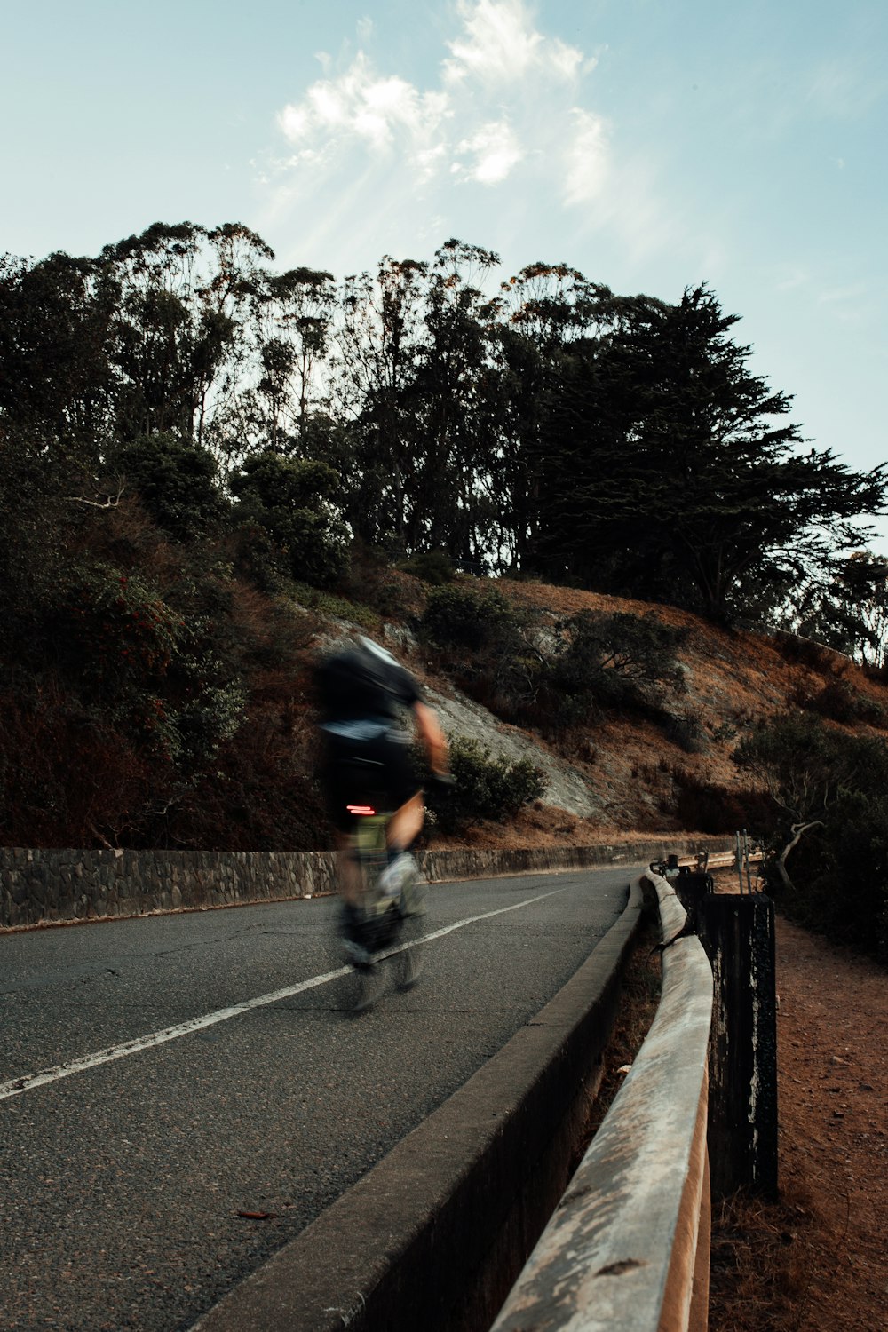 hombre montando en bicicleta en la carretera