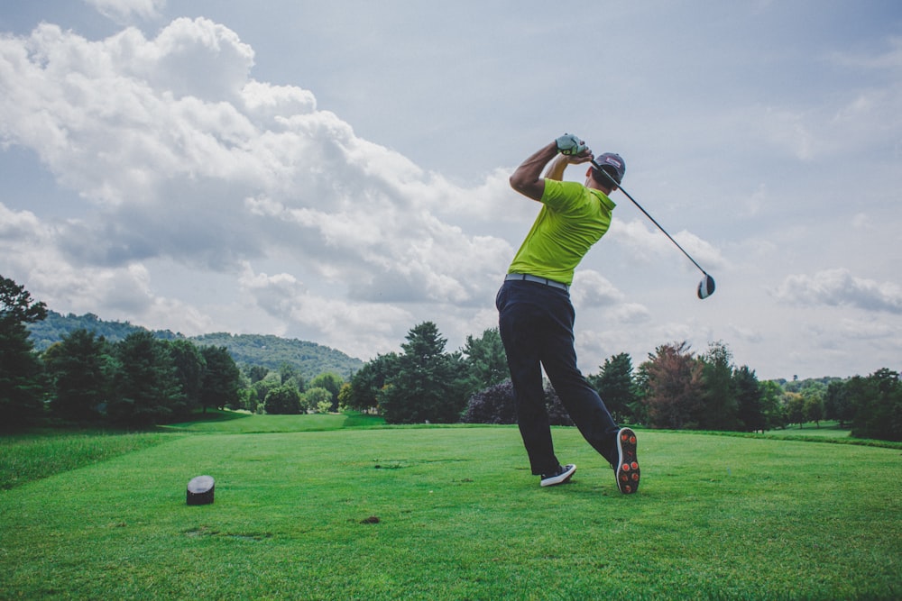 Foto eines Mannes, der einen Golffahrer schwingt