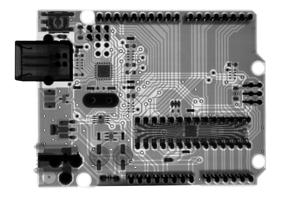 グレーとブラックのコンピュータマザーボード