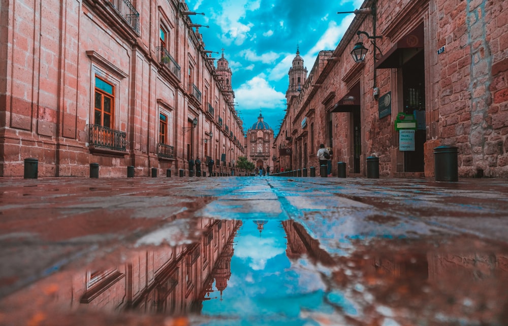 leere Gasse mit Gebäuden an der Seite unter blauem Himmel