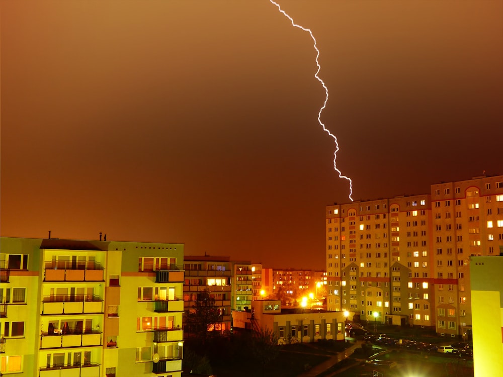 Luftaufnahmen von Gebäuden und Straßen unter bewölktem Himmel mit Blitzen