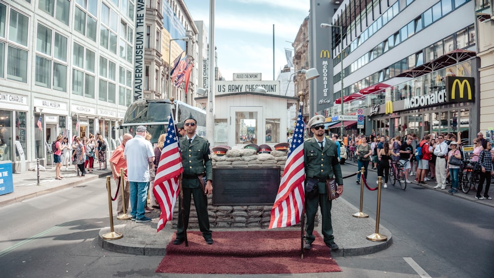 deux hommes tenant des drapeaux des États-Unis à l’extérieur