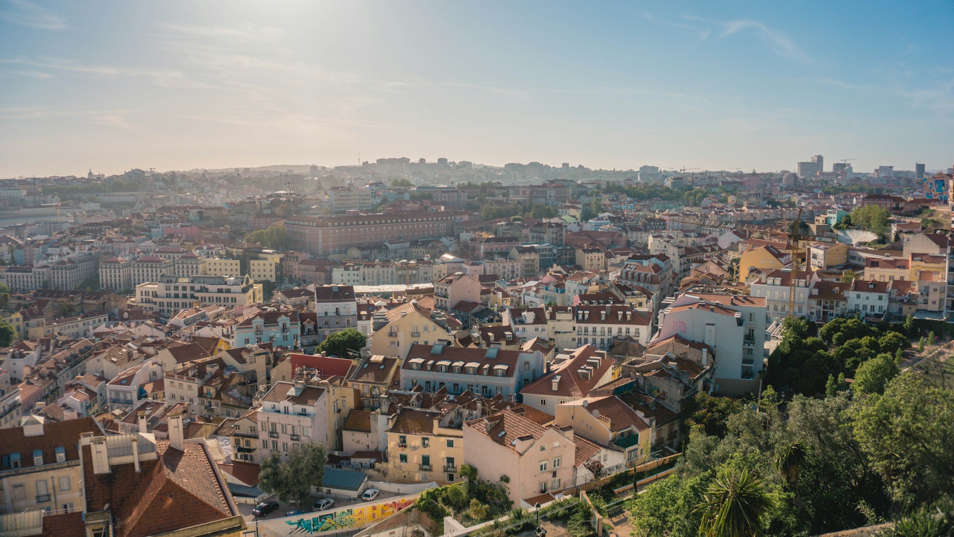 A vibrant Minecraft cityscape of São Manoel with detailed buildings and lively streets under a bright sky.