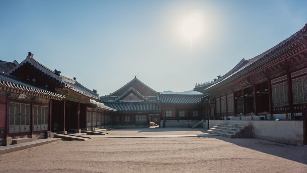 昼間の青空に茶色い木造住宅