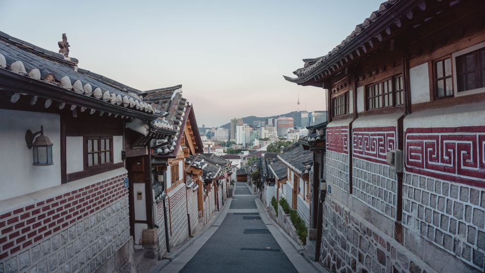 Calle vacía entre casas