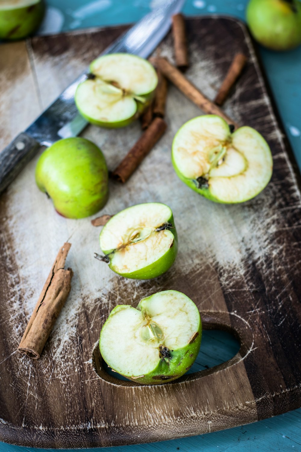 frutas de maçã verde fatiadas na mesa de madeira marrom