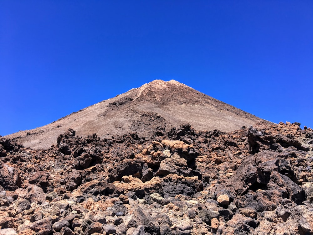 Montaña rocosa marrón bajo cielo despejado