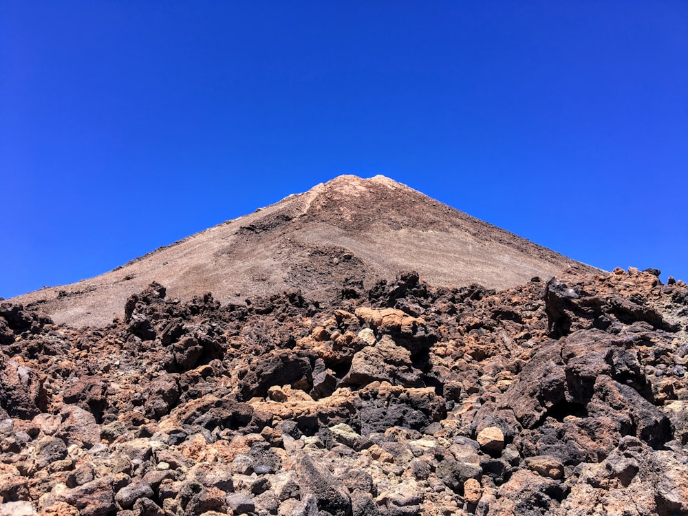 Brauner felsiger Berg unter klarem Himmel