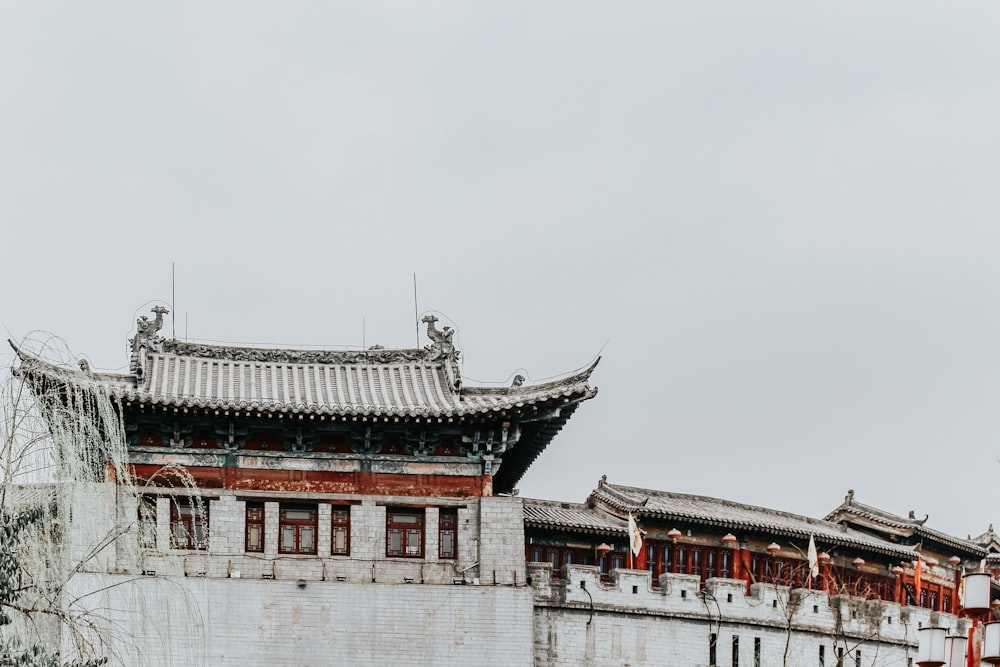 Temple peint en blanc et orange