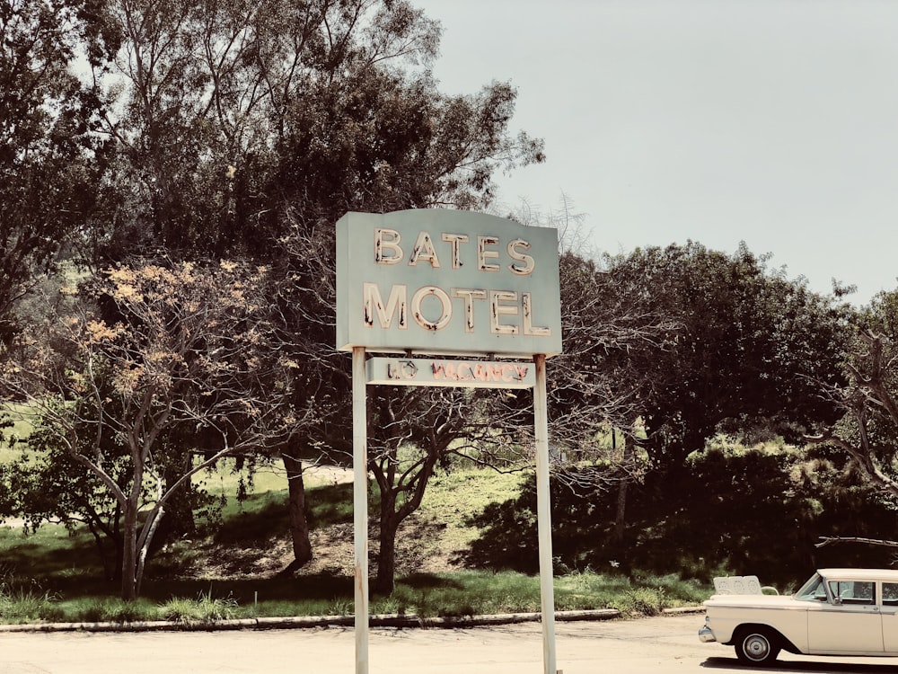 Señalización de Bates Motel cerca de un árbol