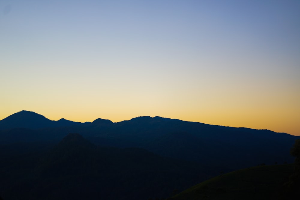 Silhouettenfotografie der Berge