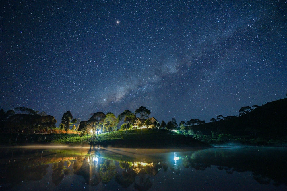 casa circondata da alberi durante la notte