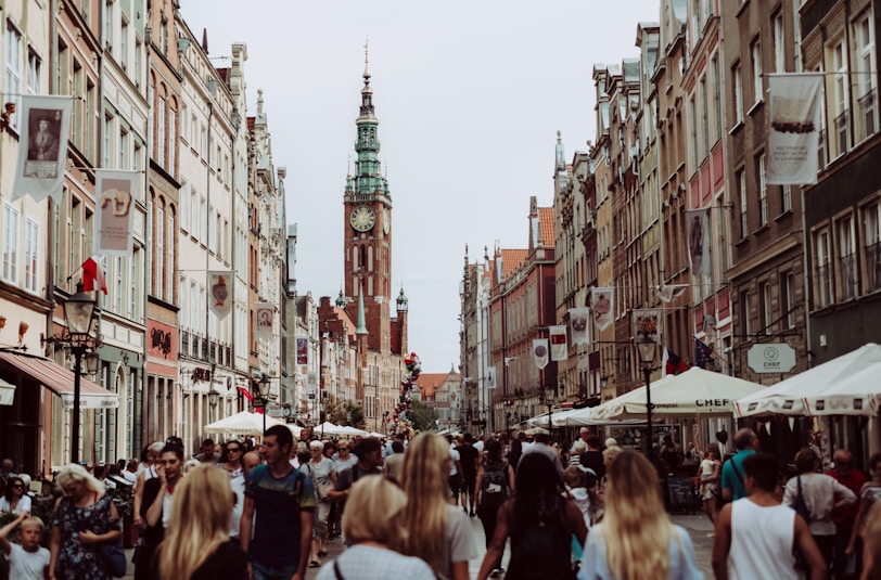 Gdansk: zatłoczony Długi Targ ludźmi tła(?)