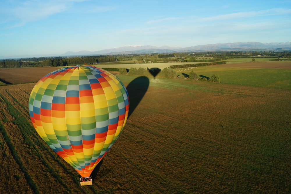 Montgolfière jaune et verte pendant la journée