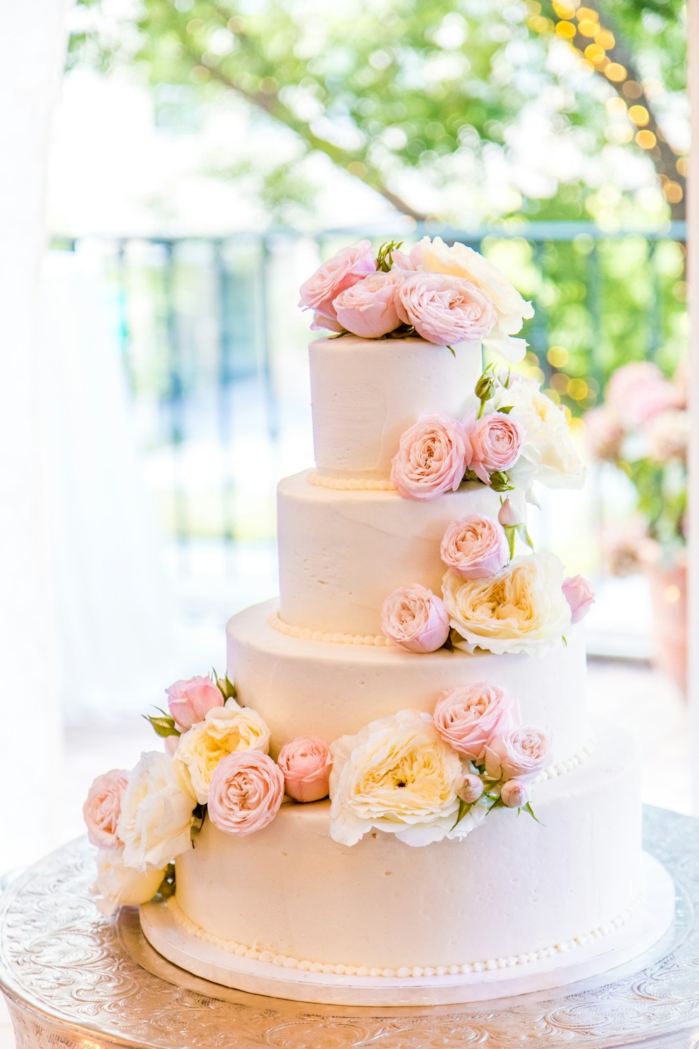 Gâteau fondant à 4 étages sur table