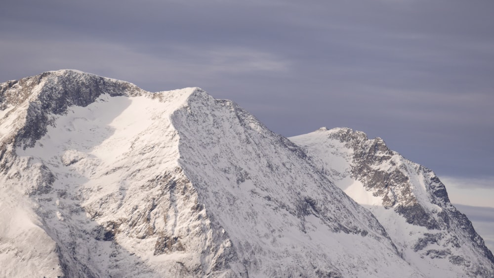 fotografia de paisagem da montanha coberta com neve