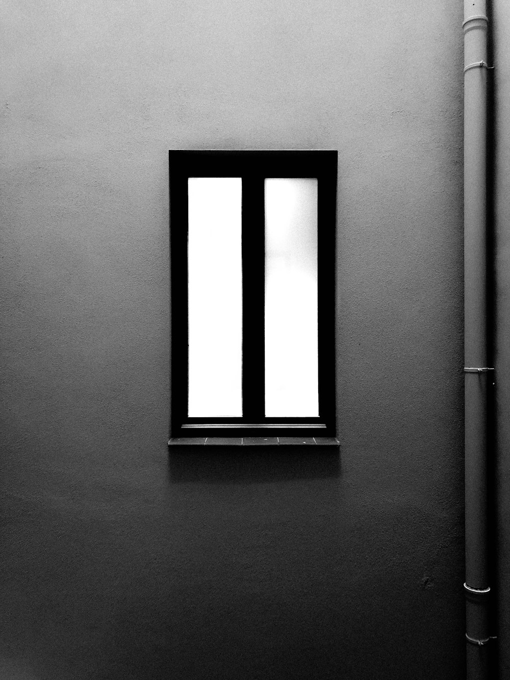 janela fechada com moldura preta perto da parede