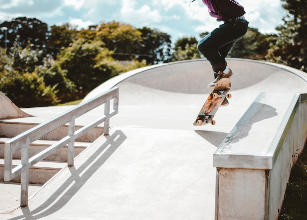 Person, die beim Skateboardfahren in der Luft hängt