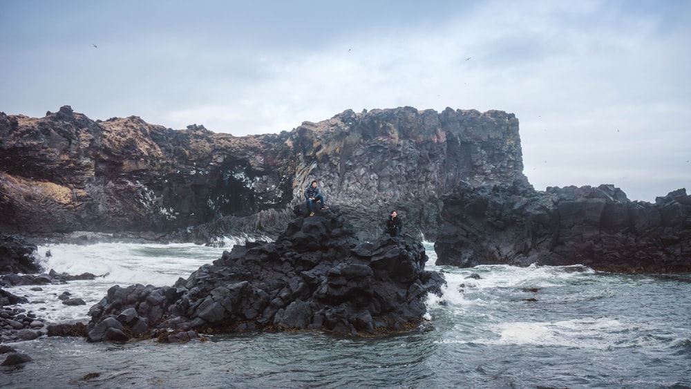 Formation rocheuse sur le corps de l’eau