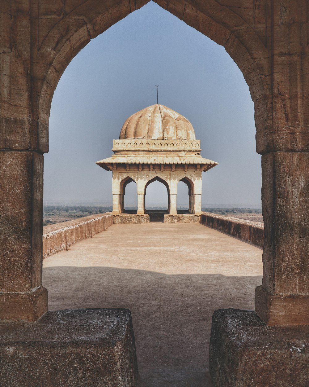 edificio a cupola beige