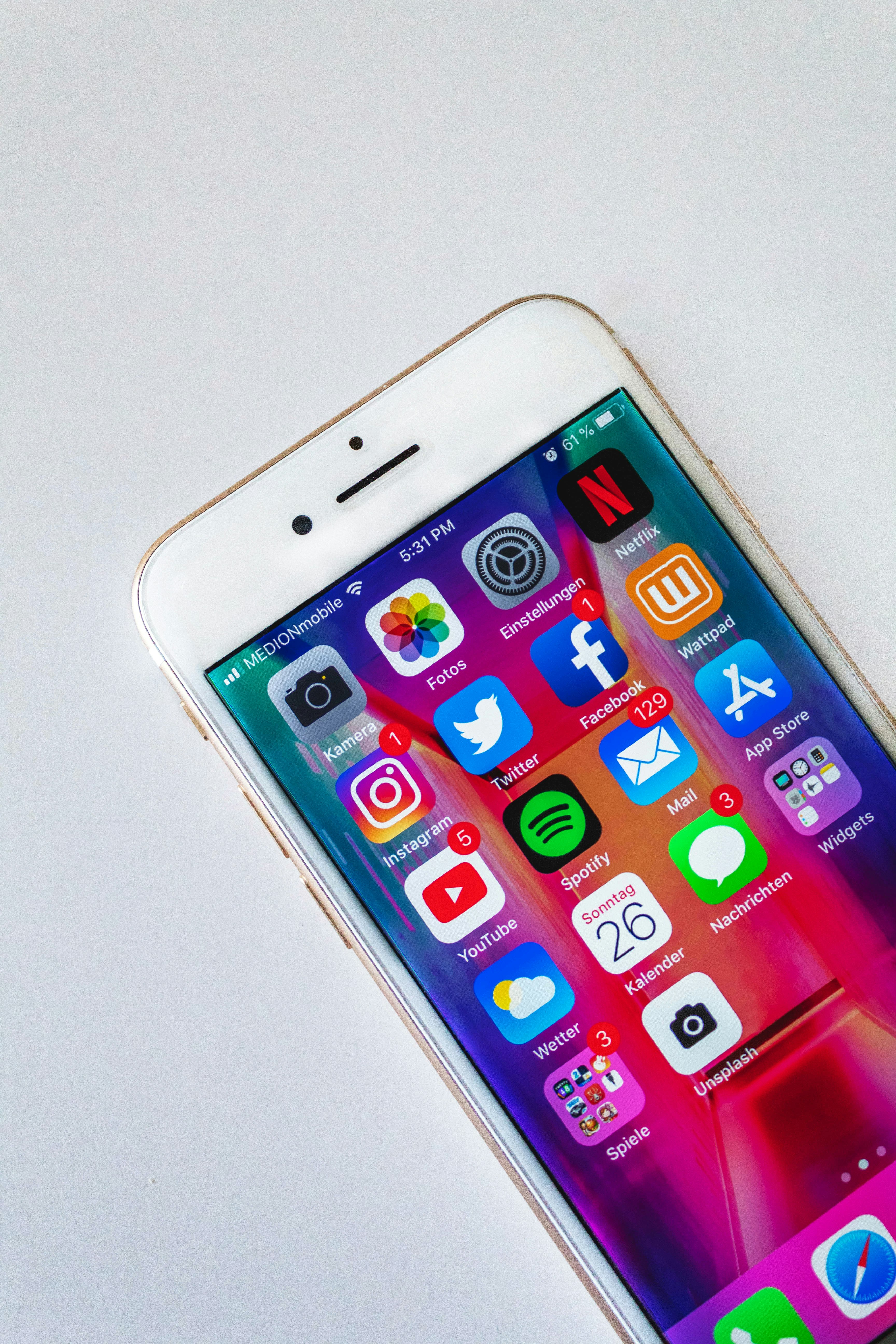 Smartphone mostrando listagem otimizada