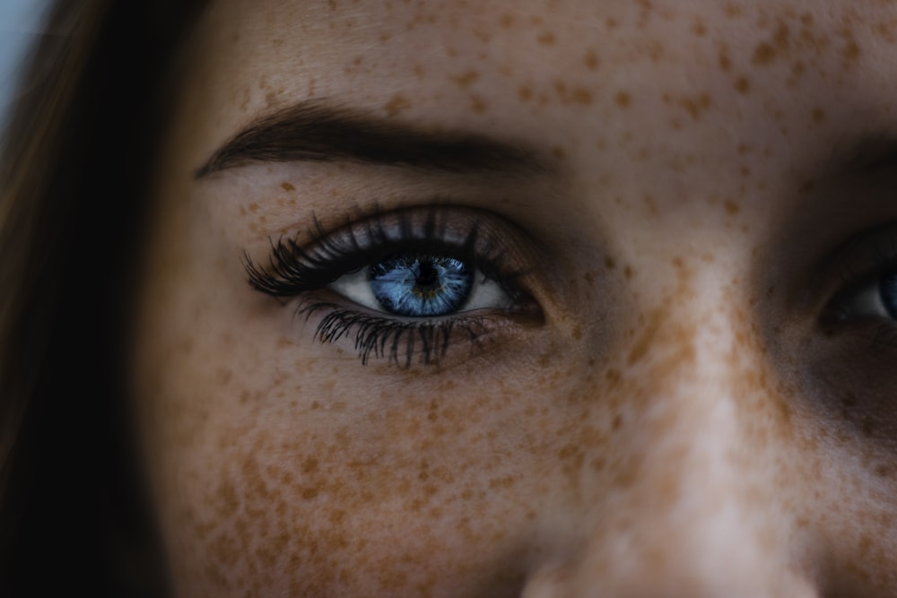 mulher com olhos azuis