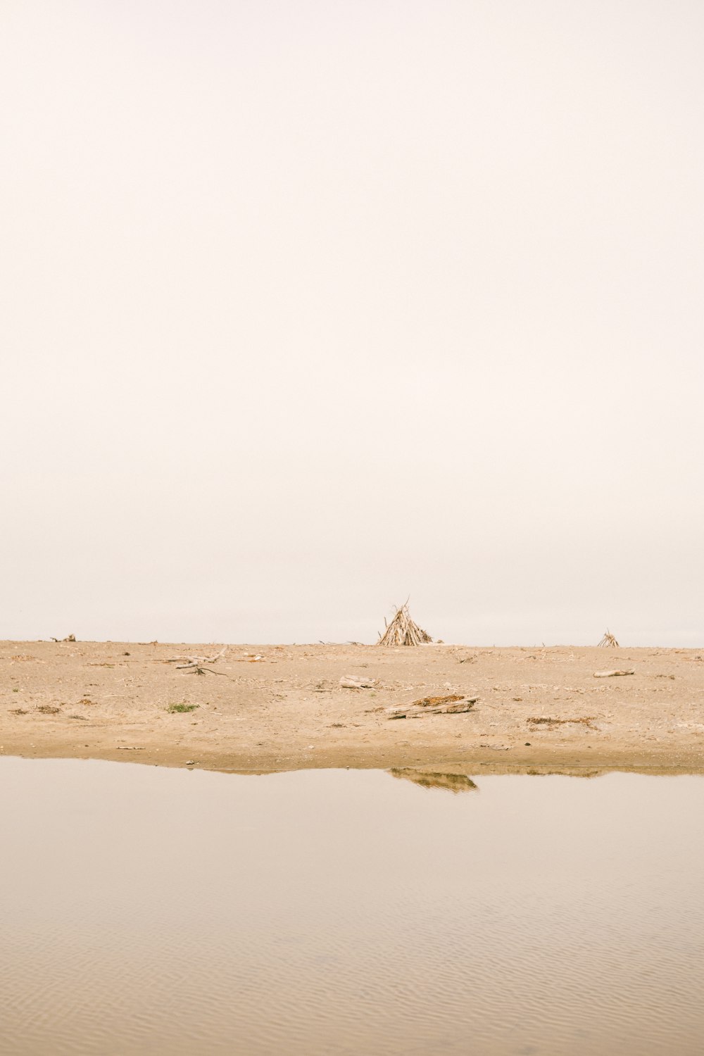 sable brun à côté du plan d’eau