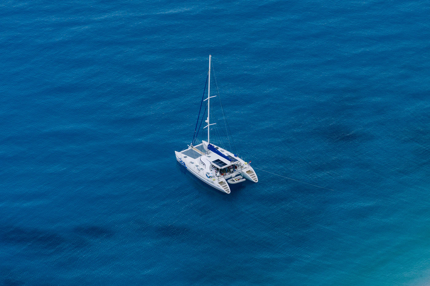 Catamarán blanco en el mar