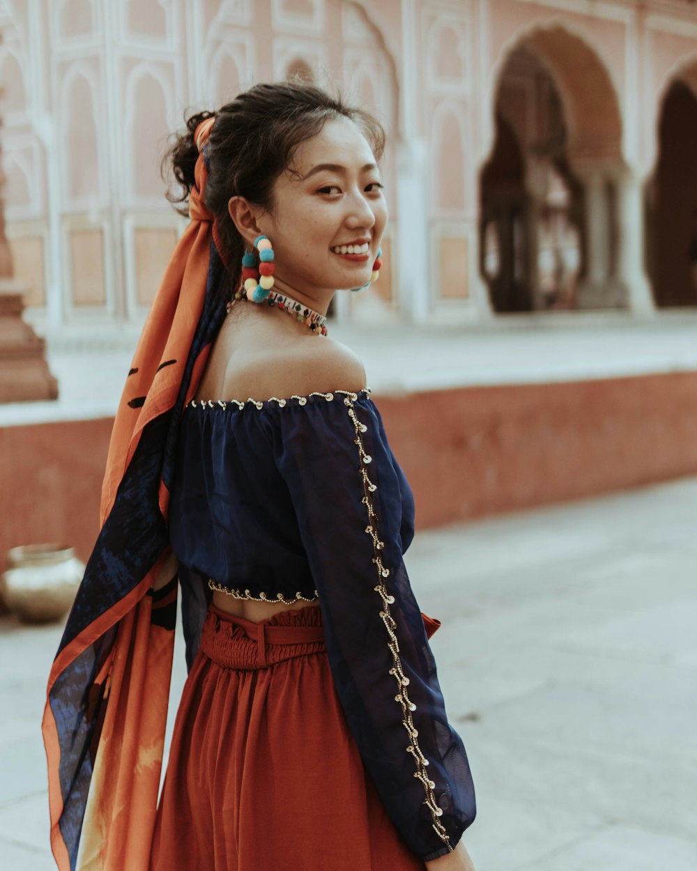 mujer caminando por la calle