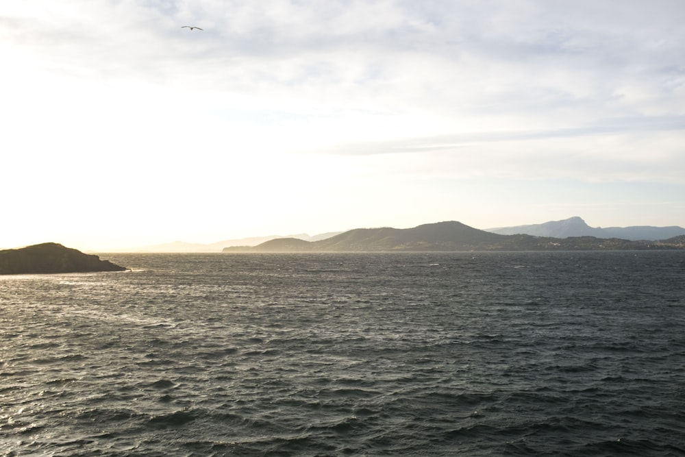 Specchio d'acqua durante il cielo nuvoloso bianco